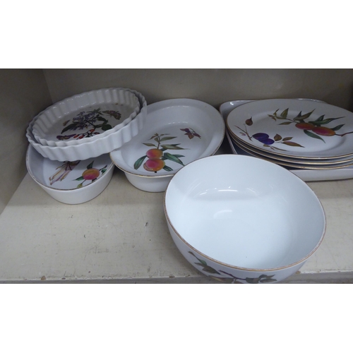 391 - Royal Worcester porcelain Evesham and other patterned tableware: to include plates, bowl and a flan ... 