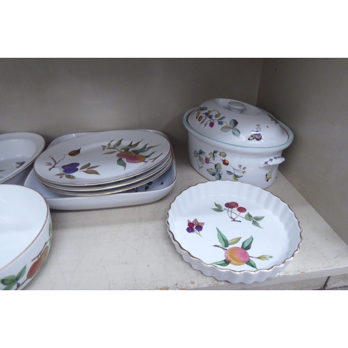 391 - Royal Worcester porcelain Evesham and other patterned tableware: to include plates, bowl and a flan ... 