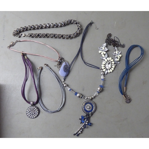 44 - Ethnic and other costume jewellery: to include bracelets and necklaces