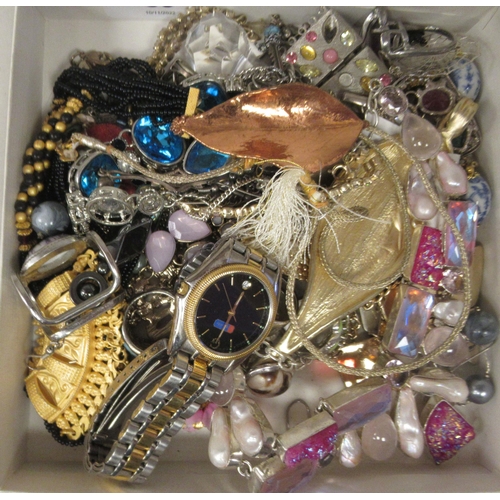 59 - Miscellaneous costume jewellery: to include rings and pendants 