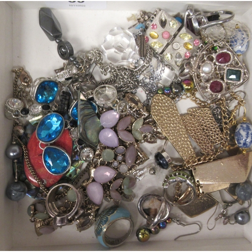 59 - Miscellaneous costume jewellery: to include rings and pendants 