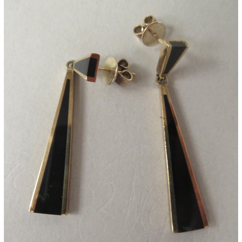 61 - A pair of 9ct gold and onyx set pendant earrings 