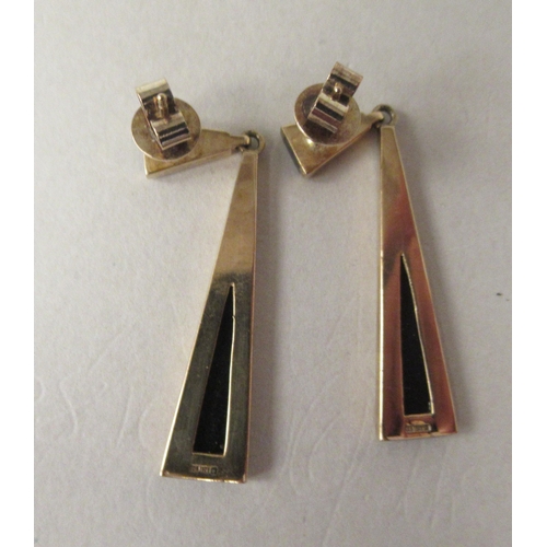 61 - A pair of 9ct gold and onyx set pendant earrings 