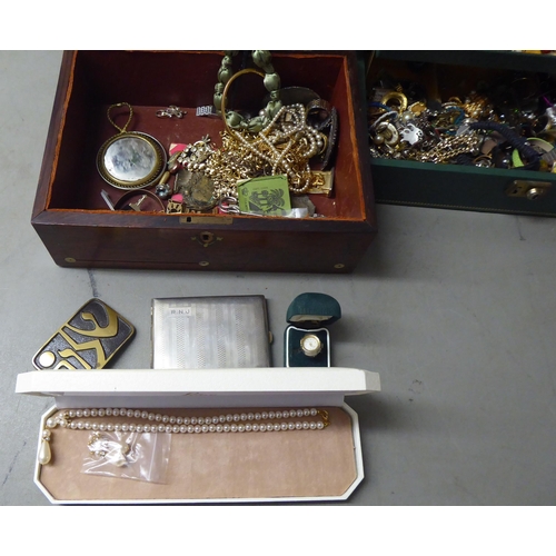 77 - Costume jewellery: to include pendants; rings; brooches; and other items of personal ornament