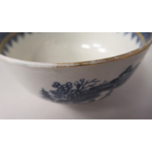 109 - A set of five late 18thC Worcester porcelain tea bowls and four matching saucers, decorated in blue ... 