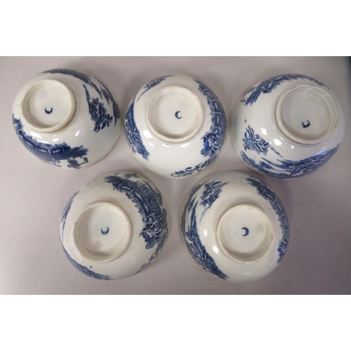 109 - A set of five late 18thC Worcester porcelain tea bowls and four matching saucers, decorated in blue ... 