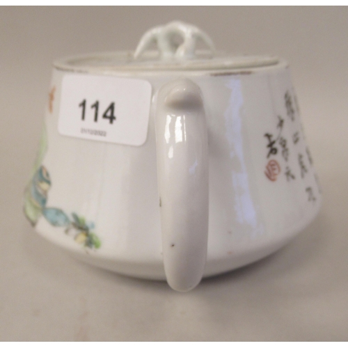 114 - A late 19th/early 20thC Chinese porcelain circular teapot with a short, angled spout, loop handle an... 