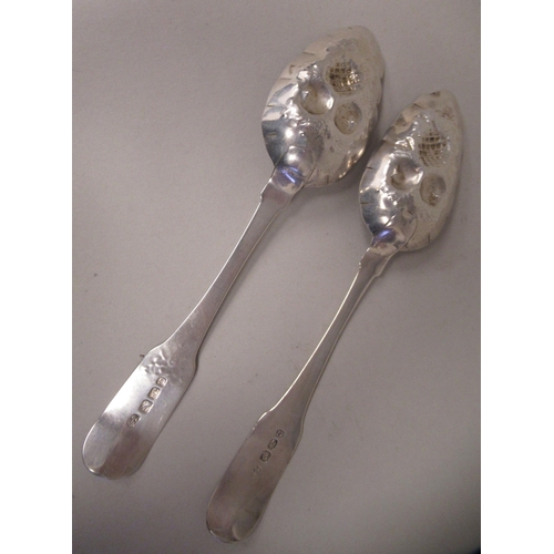 117 - A pair of George IV Irish silver fiddle pattern berry spoons with scratch engraved stems and armoria... 