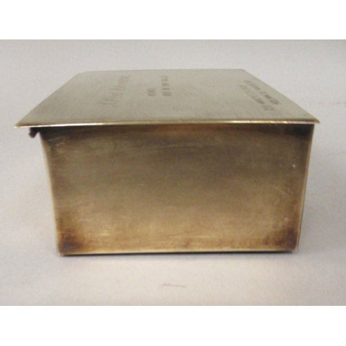 153 - A mid 20thC brass cigarette box with straight sides and a hinged lid, enclosing a cedar lined interi... 