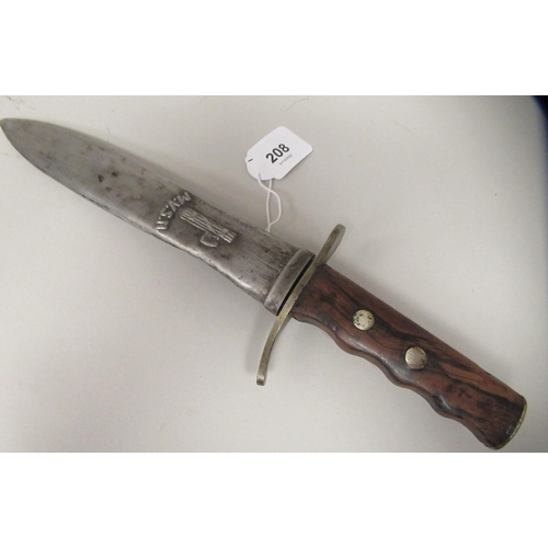 208 - An Italian Fascist era fighting/dress dagger with a rivetted olive wood handgrip, incised with the U... 