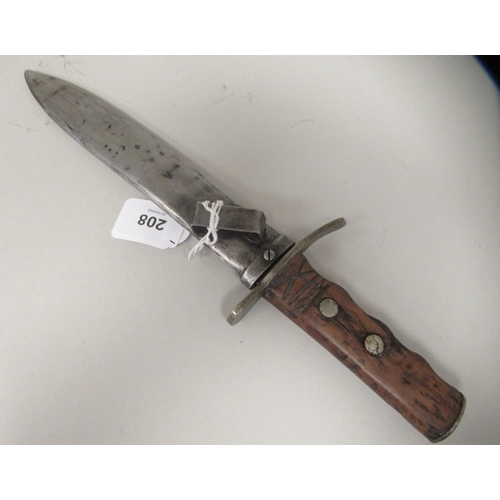 208 - An Italian Fascist era fighting/dress dagger with a rivetted olive wood handgrip, incised with the U... 