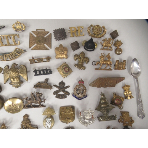 222 - Miscellaneous British military uniform and other badges, some copies: to include brass titles and ar... 