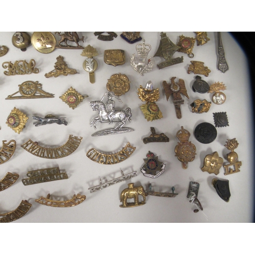 222 - Miscellaneous British military uniform and other badges, some copies: to include brass titles and ar... 