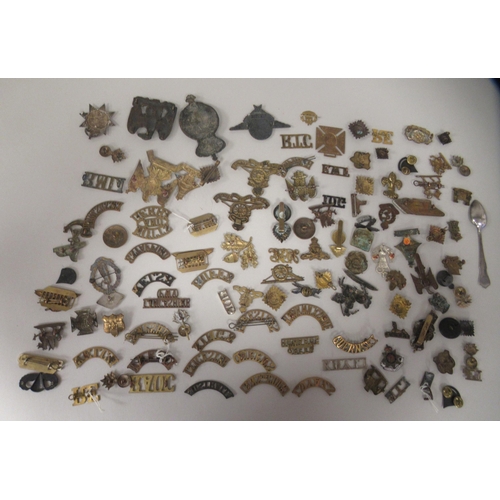 222 - Miscellaneous British military uniform and other badges, some copies: to include brass titles and ar... 