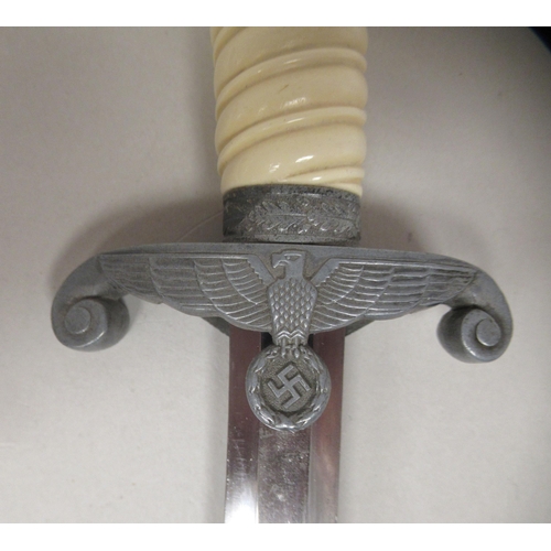 223 - A German Third Reich era army officer's dagger with a wrythen moulded celluloid grip, alloy oakleaf ... 