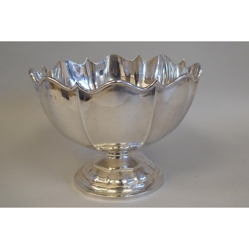 28 - An Edwardian silver Monteith with an applied wire, scalloped rim, on a pedestal foot  indistinct Bir... 