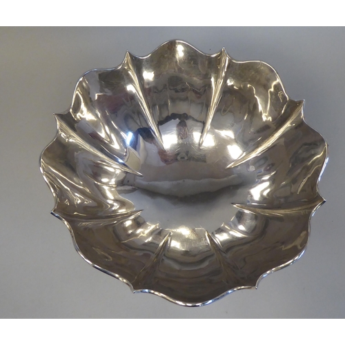 28 - An Edwardian silver Monteith with an applied wire, scalloped rim, on a pedestal foot  indistinct Bir... 