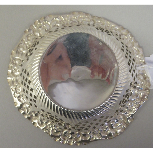 30 - A pair of late Victorian silver heart shape sweet dishes with embossed and pierced decoration, on ba... 