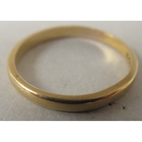 60 - A 22ct gold wedding ring&nbsp;