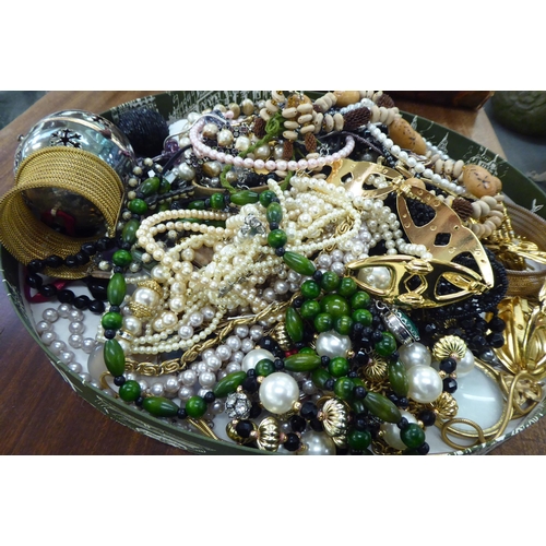 105 - Costume jewellery and items of personal ornament: to include simulated pearl necklaces and earrings&... 