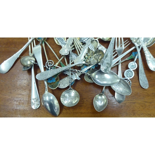 13 - Commemorative and other silver coloured and white metal decorative spoons and forks 