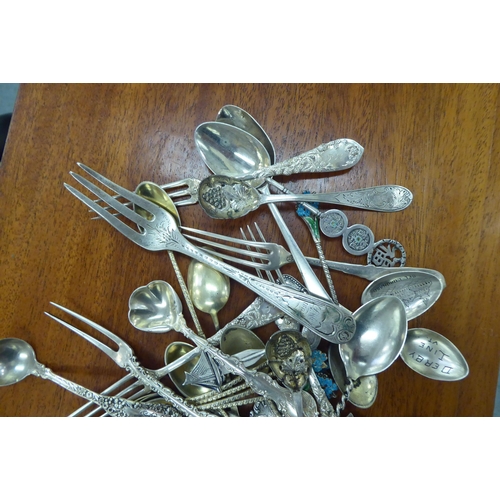 13 - Commemorative and other silver coloured and white metal decorative spoons and forks 