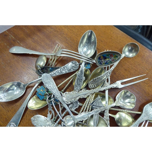 13 - Commemorative and other silver coloured and white metal decorative spoons and forks 