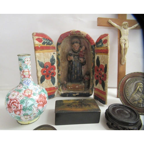 139 - A mixed lot: to include an early 19thC papier mache snuff box, the hinged lid painted with a hunt sc... 