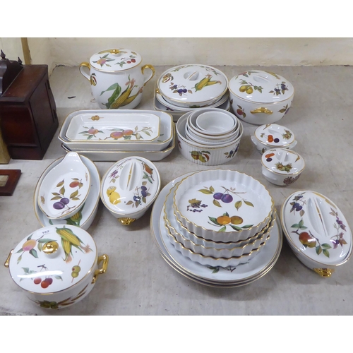 182 - Royal Worcester porcelain Evesham pattern tableware: to include a flan dish  10