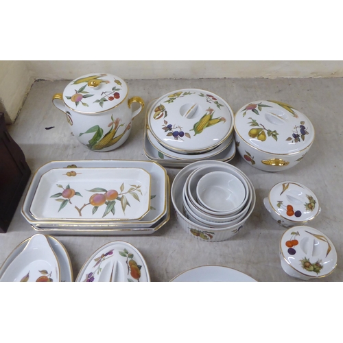 182 - Royal Worcester porcelain Evesham pattern tableware: to include a flan dish  10