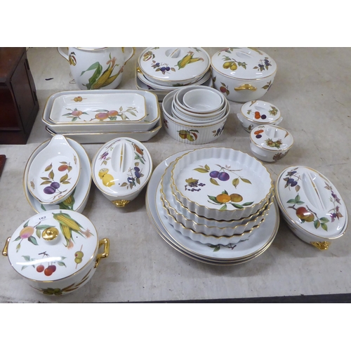 182 - Royal Worcester porcelain Evesham pattern tableware: to include a flan dish  10