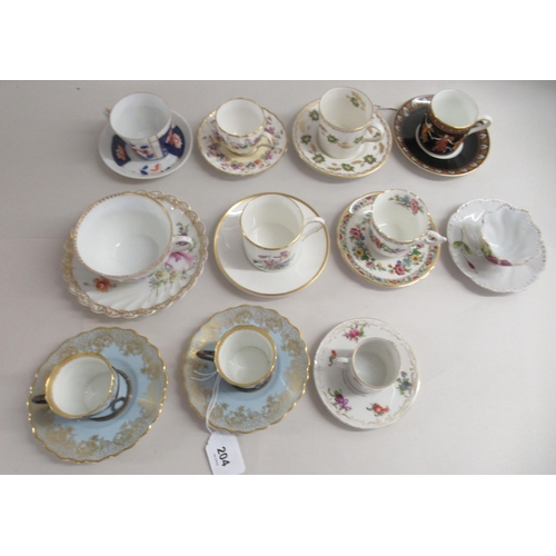 204 - Cabinet cups and saucers: to include a pair of Edwardian Aynsley coffee cans and saucers with silver... 