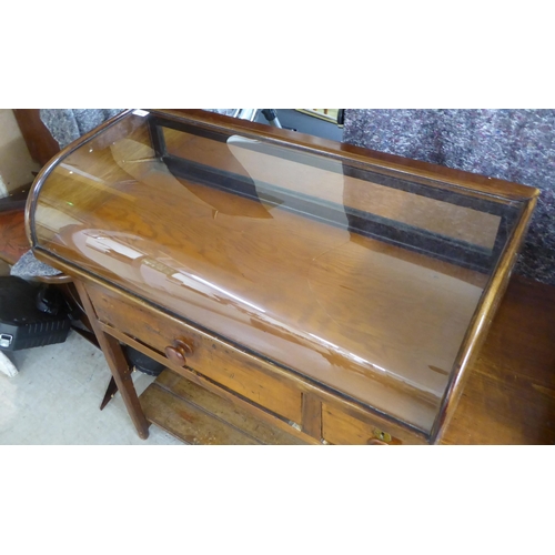 214 - A late Victorian/Edwardian retailer's table-top mahogany framed and glazed display cabinet with a re... 