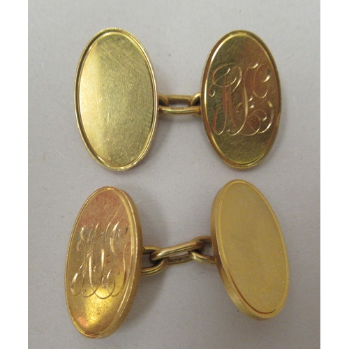 246 - A pair of 18ct gold tablet design cuff links