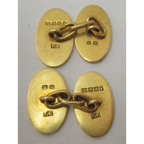 246 - A pair of 18ct gold tablet design cuff links