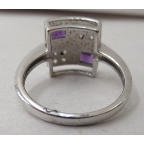 286 - A 9ct white gold ring, set with amethyst