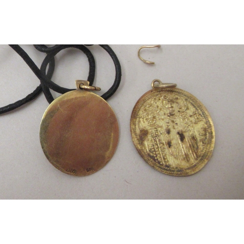 301 - Yellow metal jewellery, viz. an astronomy pendant 'Leo'  stamped 585; and a pressed coin