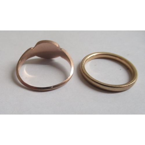 34 - Three items of 9ct gold jewellery: to include a wedding ring 