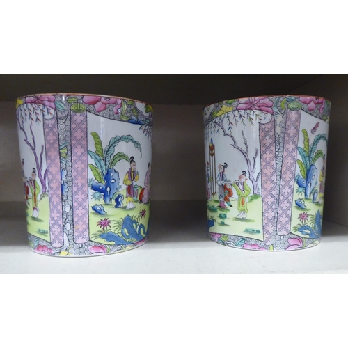 351 - A pair of 19thC Mason's Patent Ironstone China cylindrical mugs, decorated in colours in Chinese tas... 