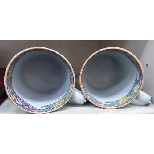 351 - A pair of 19thC Mason's Patent Ironstone China cylindrical mugs, decorated in colours in Chinese tas... 