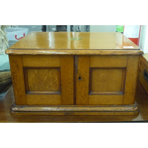 407 - A late Victorian oak canteen box with two doors, enclosing three drawers  11