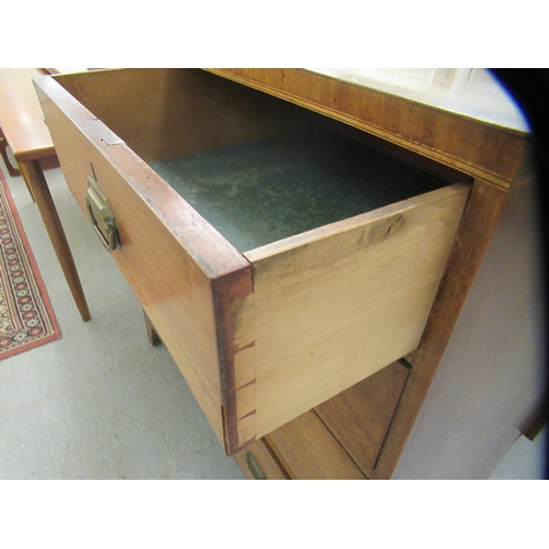 76 - A 19thC mahogany dressing chest with two short/three graduated long lockable drawers with brass bail... 