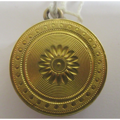 81 - An 18ct gold vinaigrette of circular form with a hinged pierced grill interior 