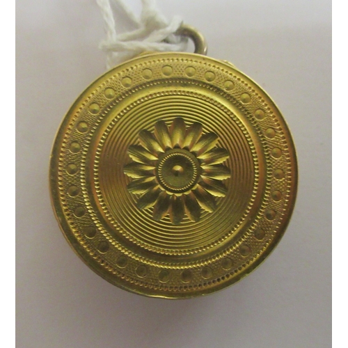 81 - An 18ct gold vinaigrette of circular form with a hinged pierced grill interior 