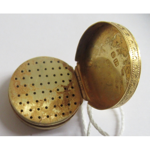 81 - An 18ct gold vinaigrette of circular form with a hinged pierced grill interior 