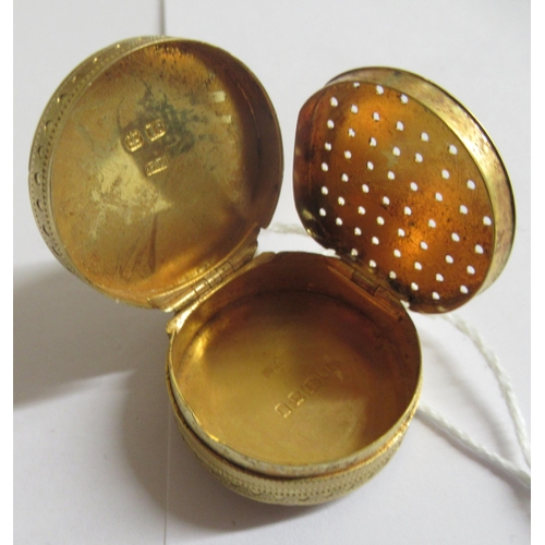 81 - An 18ct gold vinaigrette of circular form with a hinged pierced grill interior 