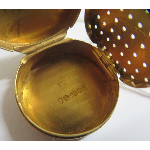 81 - An 18ct gold vinaigrette of circular form with a hinged pierced grill interior 