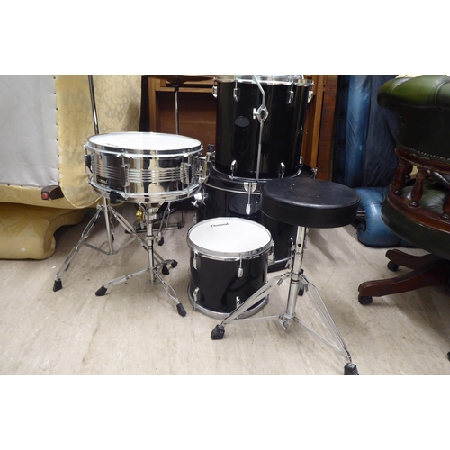 154 - A Diamond seven piece drum set