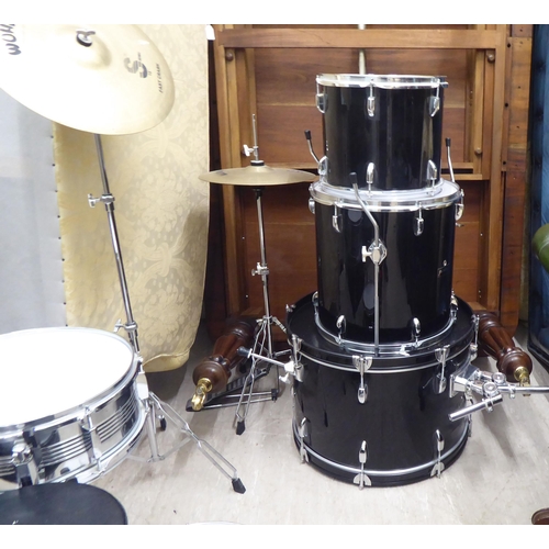 154 - A Diamond seven piece drum set