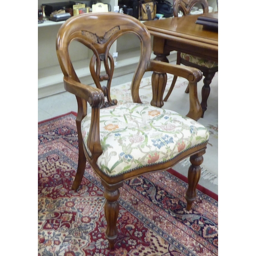 155 - A reproduction of a late Victorian mahogany dining table, raised on bulbous, reeded, tapered legs an... 